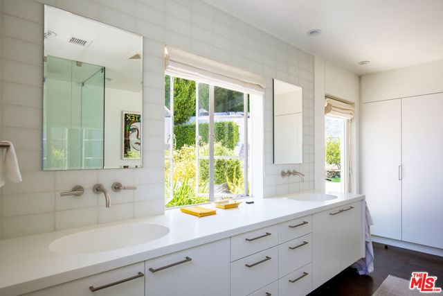 2249 Mountain Oak Drive, Los Angeles CA: https://media.crmls.org/mediaz/d1019dec-6765-4157-a662-e6012005eded.jpg