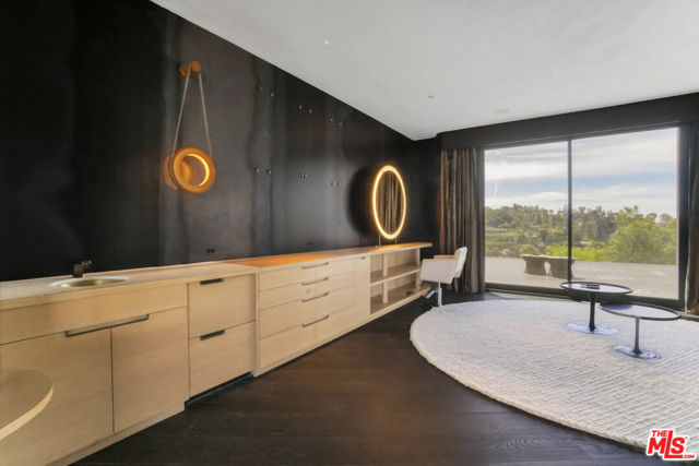9152 Janice Place, Beverly Hills CA: https://media.crmls.org/mediaz/d101e02d-3568-4cdf-b75f-d191c60c4141.jpg