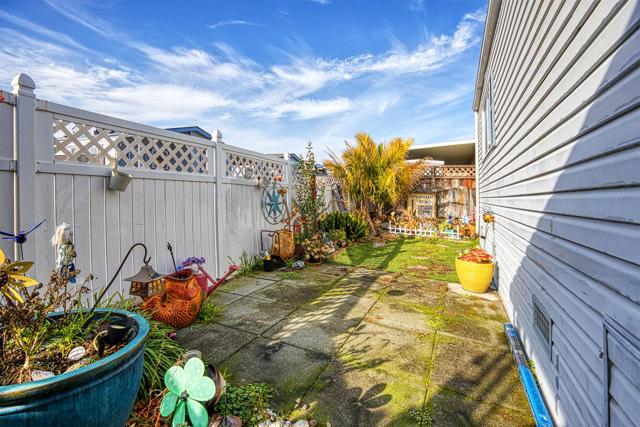 2155 Wharf Rd, Capitola CA: https://media.crmls.org/mediaz/d101eddb-9eec-413f-9790-2f6063e7ff16.jpg