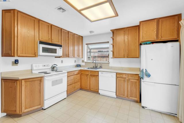 28458 Etta Ave, Hayward CA: https://media.crmls.org/mediaz/d1020806-d605-4642-91ec-d3f9c55e58b9.jpg