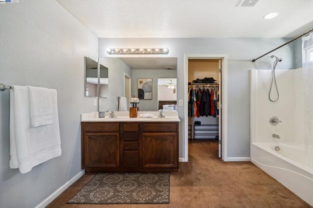 17351 Pheasant Downs Rd, Lathrop CA: https://media.crmls.org/mediaz/d10330c9-86cf-457e-96f7-31e06d3ba592.jpg
