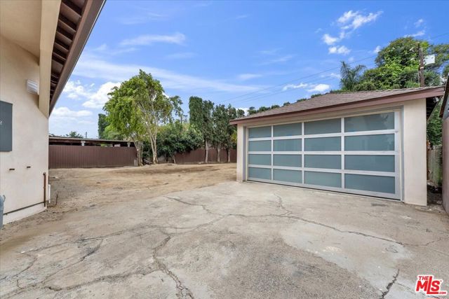 6915 Encino Avenue, Van Nuys CA: https://media.crmls.org/mediaz/d104e35f-48d9-481c-891c-544644d3d88b.jpg