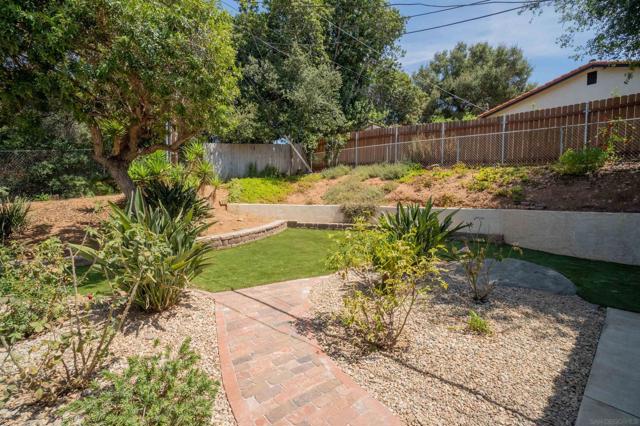 2826 Calle De Malibu, Escondido CA: https://media.crmls.org/mediaz/d1058ac7-c2ce-46e6-a00b-053f6ac6714d.jpg