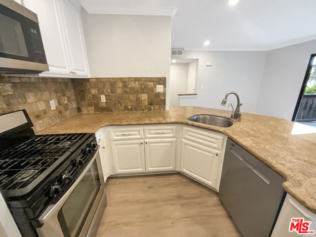 Photo #17: 23316885 Listing 