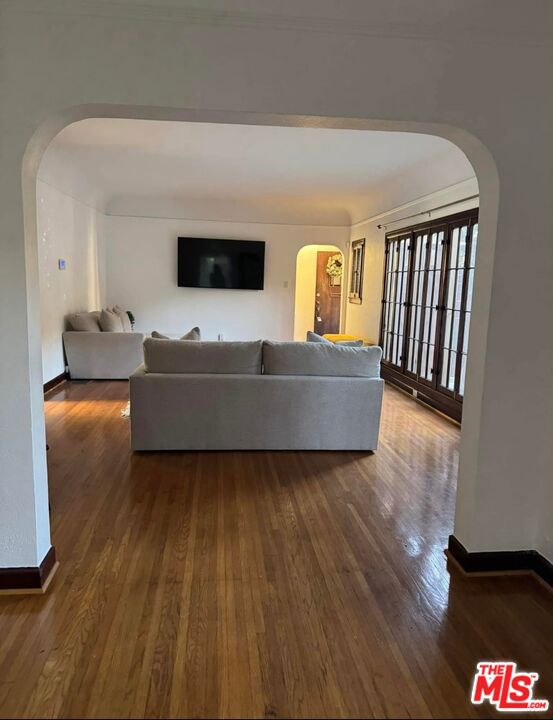 5112 Edgewood Place, Los Angeles CA: https://media.crmls.org/mediaz/d1066c70-ad92-4ff8-b392-77848778a92a.jpg