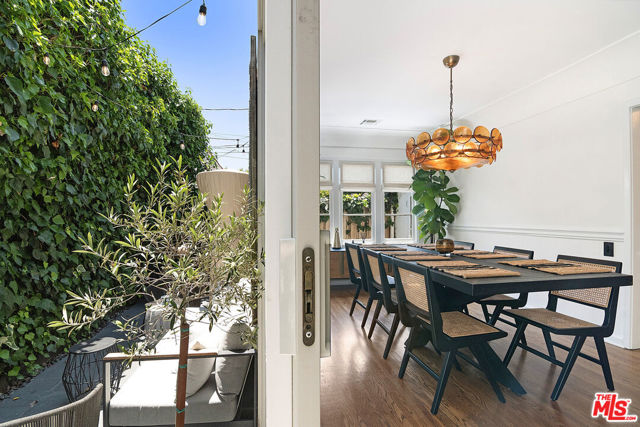 8260 Oakwood Avenue, Los Angeles CA: https://media.crmls.org/mediaz/d10672f8-14e2-4b41-aff9-c27388879b52.jpg