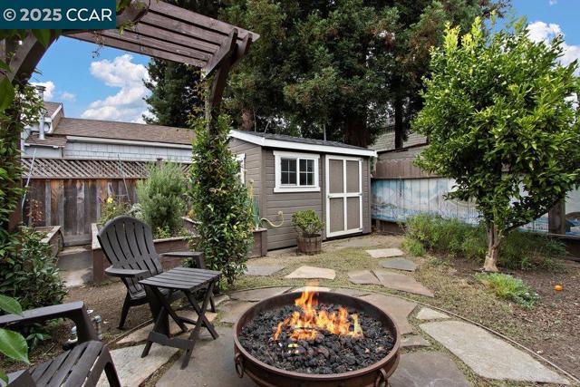 1613 Stanton St, Alameda CA: https://media.crmls.org/mediaz/d108daf6-e2cf-4c8e-a4dd-365bd0ae3de1.jpg