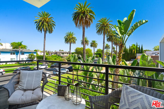 11900 Washington Place, Los Angeles CA: https://media.crmls.org/mediaz/d1093d52-5786-4d30-8508-1447a4296c17.jpg