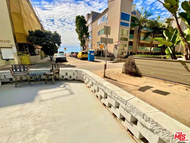14 Mast Street, Marina del Rey CA: https://media.crmls.org/mediaz/d10a46fe-a8cb-4398-9d8e-93be7af28f31.jpg