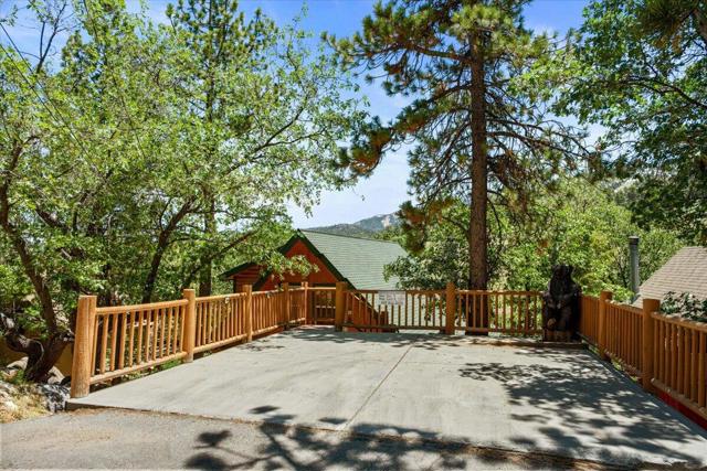 1351 Balsam Drive, Big Bear CA: https://media.crmls.org/mediaz/d10ab301-8536-40ba-ab21-becb7075a25e.jpg