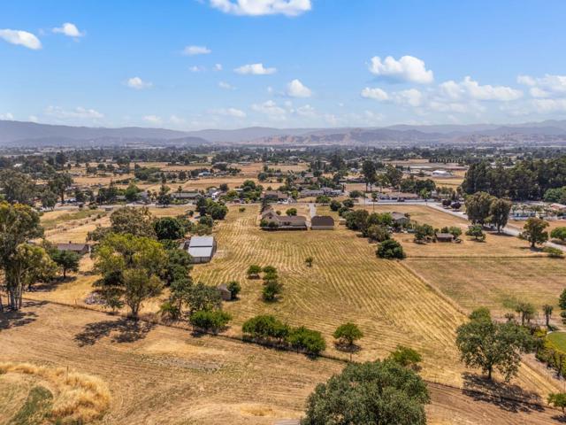10980 New Avenue, Gilroy CA: https://media.crmls.org/mediaz/d10d344c-9218-4089-9ea9-581bc114d08b.jpg