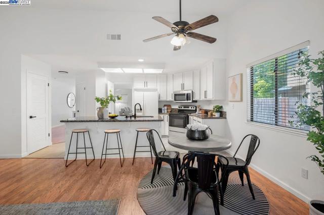 5917 Pine Vista Way, Elk Grove CA: https://media.crmls.org/mediaz/d10e7211-c660-4d19-8307-d71c46d2529f.jpg