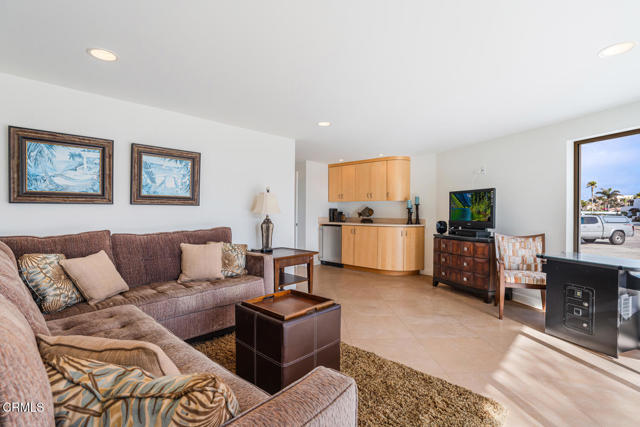 3300 Ocean Drive, Oxnard CA: https://media.crmls.org/mediaz/d10f0d51-0fe0-4865-abcc-9be0b6899208.jpg