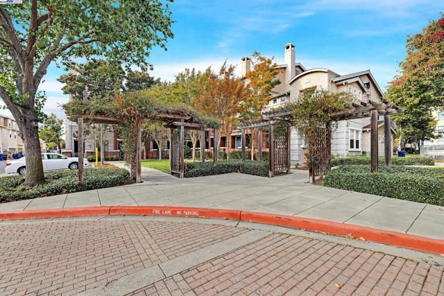 710 City Walk Pl, Hayward CA: https://media.crmls.org/mediaz/d10fc0ba-c4bb-4ce4-bab5-4cfaf9e57701.jpg