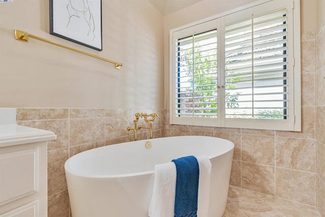 158 Golden Ridge Rd, Alamo CA: https://media.crmls.org/mediaz/d110f482-362a-4c2a-861d-0a8135c88318.jpg