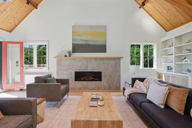 7380 Claremont Ave, Berkeley CA: https://media.crmls.org/mediaz/d1122420-b6dc-40fb-8afe-f6ec08263e64.jpg