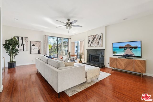 1209 Amherst Avenue, Los Angeles CA: https://media.crmls.org/mediaz/d11274c7-ac59-4ca7-a7de-96eb8870e24f.jpg