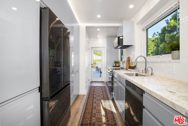 3744 Redwood Avenue, Los Angeles CA: https://media.crmls.org/mediaz/d112862d-b968-4c41-b605-8cb9615f25ce.jpg