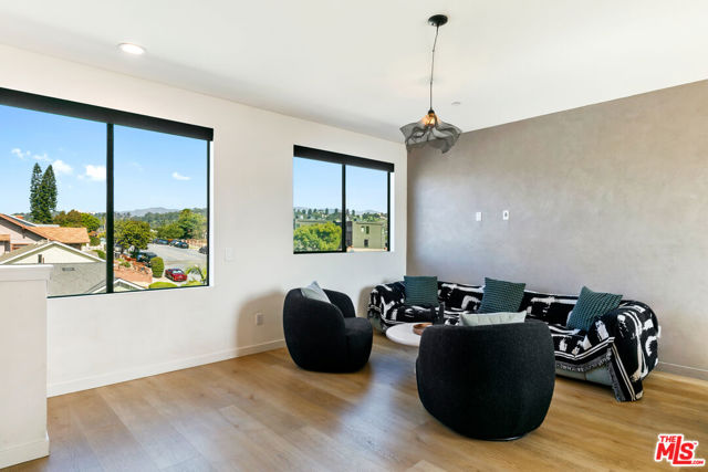 3288 N Canary Way, Los Angeles CA: https://media.crmls.org/mediaz/d113f682-feff-42bf-8130-770c455cba42.jpg