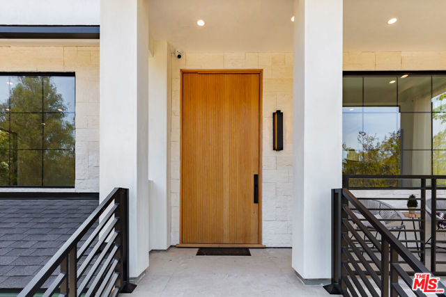 2565 Patricia Avenue, Los Angeles CA: https://media.crmls.org/mediaz/d1147b32-28b5-4da8-9965-b6f50afe4058.jpg
