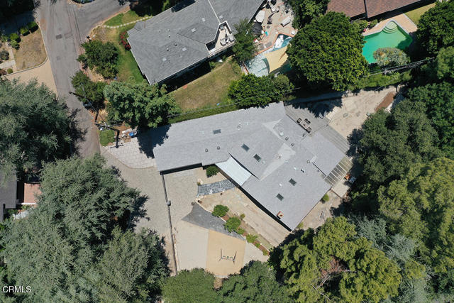 5245 Bubbling Well Lane, La Canada Flintridge CA: https://media.crmls.org/mediaz/d11497e1-235a-41df-84d7-0e32bcd5d078.jpg