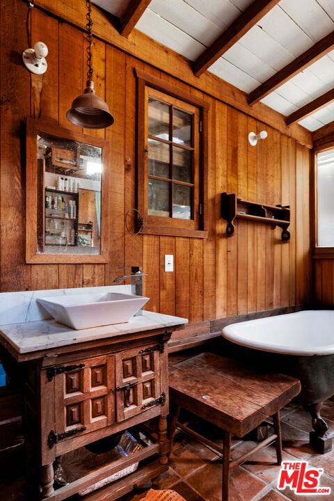 10012 Charter Oak Lane, Beverly Hills CA: https://media.crmls.org/mediaz/d115e5d5-495b-4534-97b1-1b97c198068f.jpg