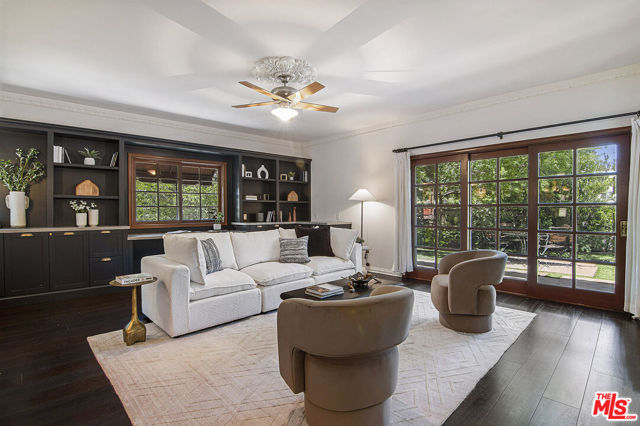 503 N Plymouth Boulevard, Los Angeles CA: https://media.crmls.org/mediaz/d116c3ff-bd6d-4830-9349-8cba7445e971.jpg