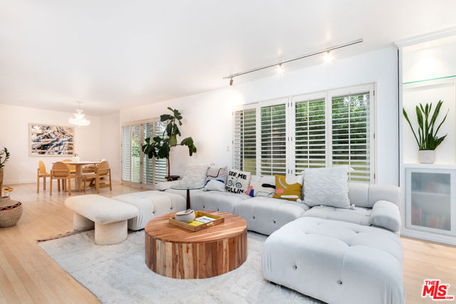 933 17th Street, Santa Monica CA: https://media.crmls.org/mediaz/d1170412-6f10-4733-9e86-02b6b73f6b4e.jpg