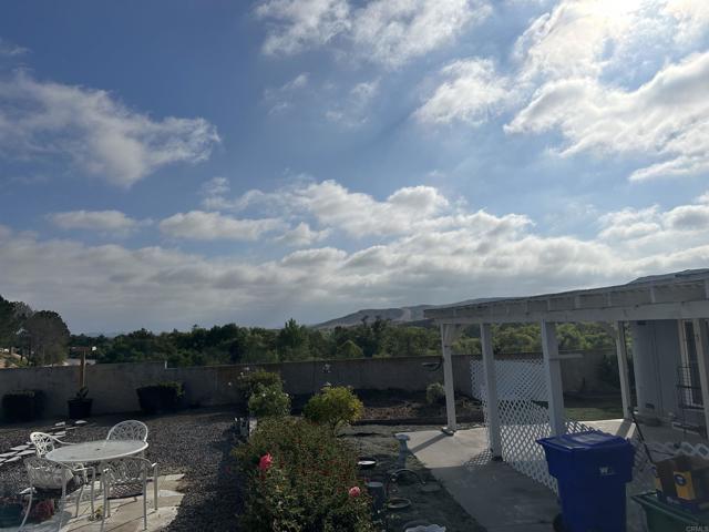 5116 Weymouth Way, Oceanside CA: https://media.crmls.org/mediaz/d117ba8c-1793-404c-82ac-6b953a894016.jpg