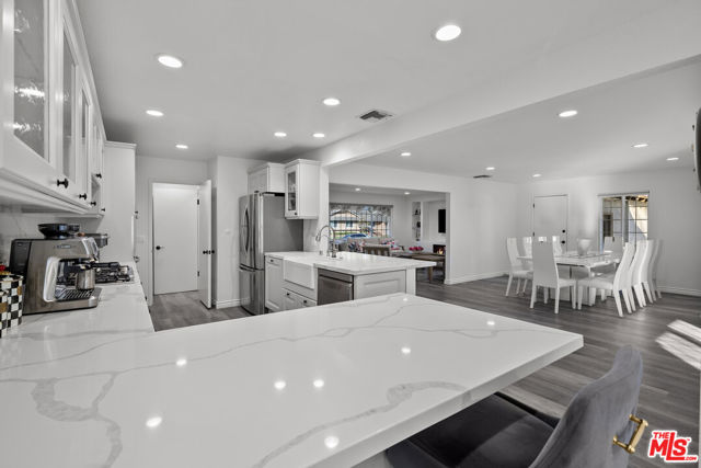 18352 Donmetz Street, Porter Ranch CA: https://media.crmls.org/mediaz/d117ed88-a67c-42ea-bab1-86867f80206c.jpg