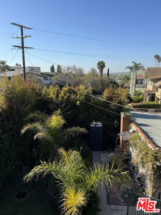 4010 W Adams Boulevard, Los Angeles CA: https://media.crmls.org/mediaz/d11918d6-f6a9-4f3d-bef3-d85a5f63e958.jpg