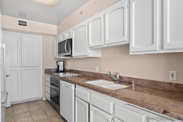 1820 Avenida Del Mundo, Coronado CA: https://media.crmls.org/mediaz/d11935a4-2f2e-4c6d-8347-d9ba49edea8d.jpg