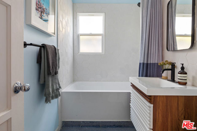 510 Venice Way, Venice CA: https://media.crmls.org/mediaz/d11980f7-a488-4b3e-b9e9-b56ac610938f.jpg