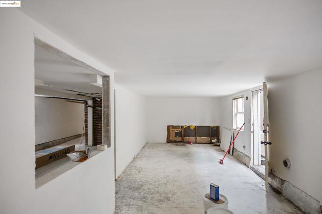 75 Echo Ave, Oakland CA: https://media.crmls.org/mediaz/d11a1238-a8b0-455f-aabb-cd7732192e52.jpg