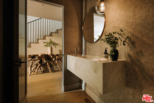 446 N Croft Avenue, Los Angeles CA: https://media.crmls.org/mediaz/d11a403e-b8ac-4a36-b4c4-dc1811db6954.jpg
