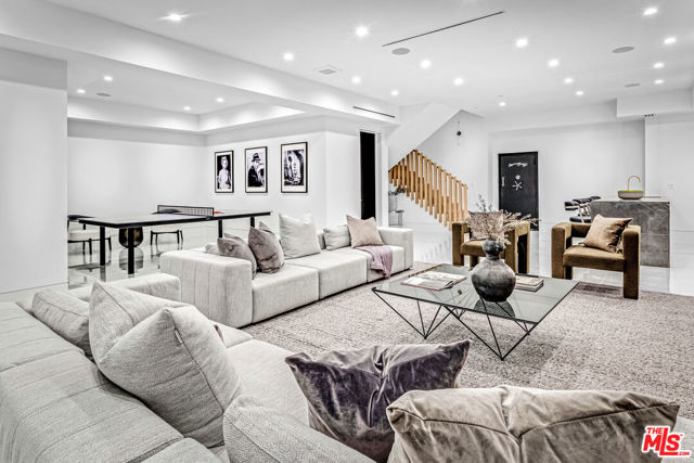 17228 Otsego Street, Encino CA: https://media.crmls.org/mediaz/d11a7a1c-36a0-4019-88d9-4f902c9cb7df.jpg