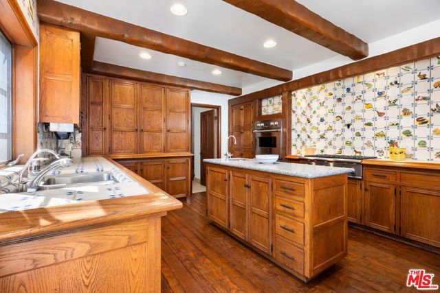 2562 Mandeville Canyon Road, Los Angeles CA: https://media.crmls.org/mediaz/d11c3a46-de7c-4ccf-8f97-8bcd8107b03f.jpg