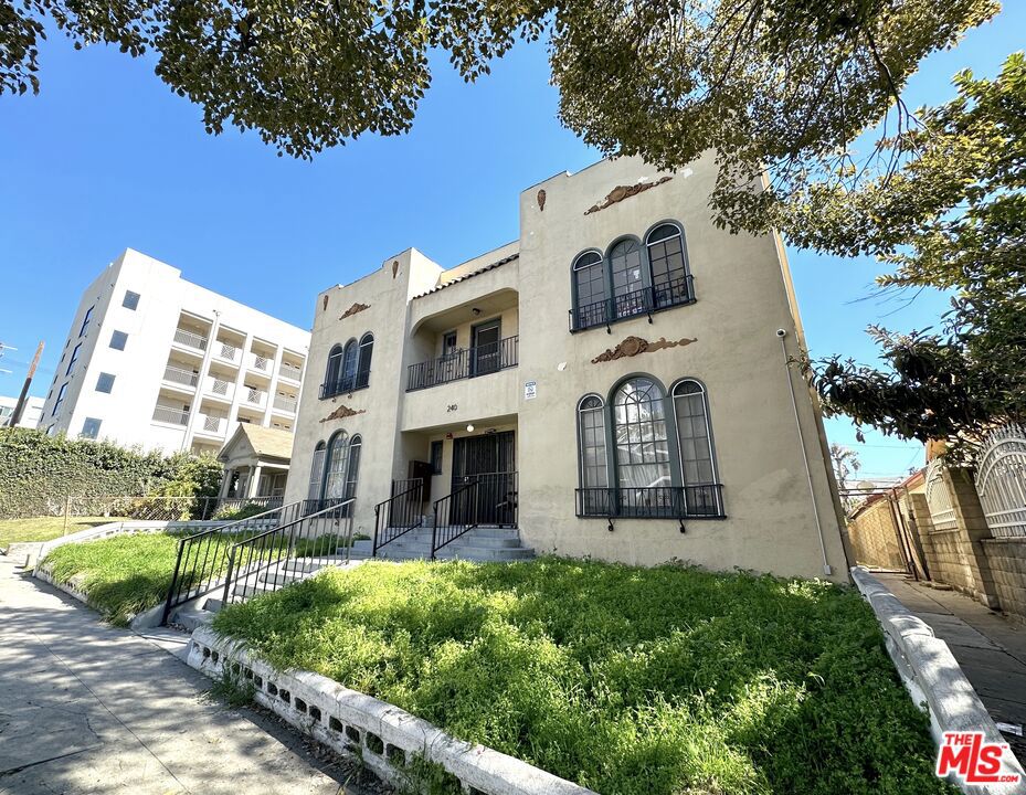 240 Robinson Street, Los Angeles, CA 90026