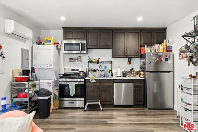 237 W Kelso Street, Inglewood CA: https://media.crmls.org/mediaz/d11de46a-69dc-499c-aba0-134bade33baa.jpg