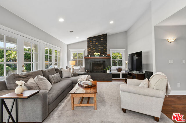12359 Califa Street photo 25