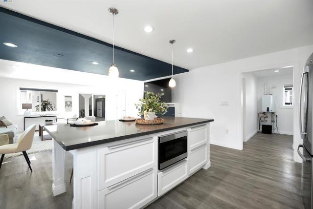 3254 Keith Ave, Castro Valley CA: https://media.crmls.org/mediaz/d11e1c55-97f6-451e-b12a-997275c4b3b0.jpg