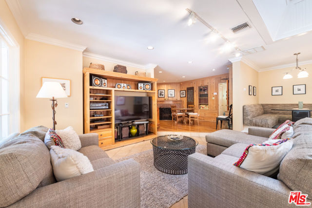 4722 Noeline Avenue, Encino CA: https://media.crmls.org/mediaz/d11f1aa0-cfae-4e0d-a349-40d4bf36fc15.jpg