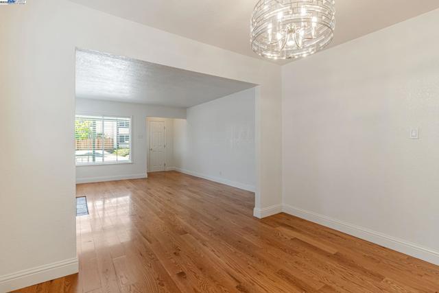 2940 Somerset Ave, Castro Valley CA: https://media.crmls.org/mediaz/d11f64c4-e1ac-45f6-af56-da2bad759d5f.jpg