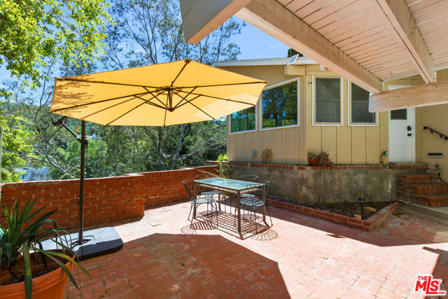 4236 Ensenada Drive, Woodland Hills CA: https://media.crmls.org/mediaz/d11f7d7e-644e-460e-99cf-ec0282c8c8ae.jpg