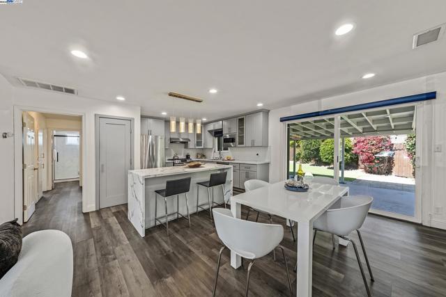 141 Peony Ct, Fremont CA: https://media.crmls.org/mediaz/d120902a-194e-459b-a851-b17e284c12ba.jpg