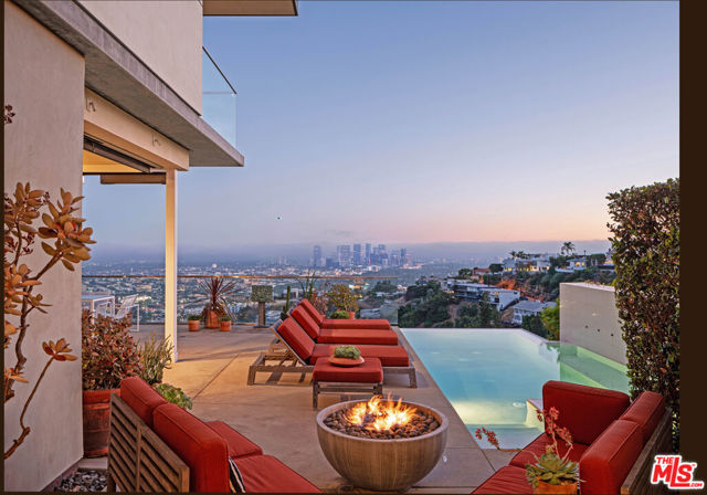 8804 Hollywood Boulevard, Los Angeles CA: https://media.crmls.org/mediaz/d12092de-d228-4eb4-95e4-ff7a400f50e5.jpg