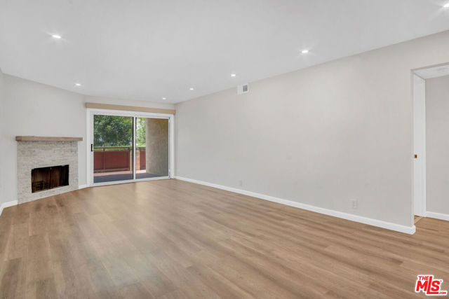 950 Main Street, El Segundo CA: https://media.crmls.org/mediaz/d1212847-550a-4ab8-80d7-9667a8ca2a53.jpg