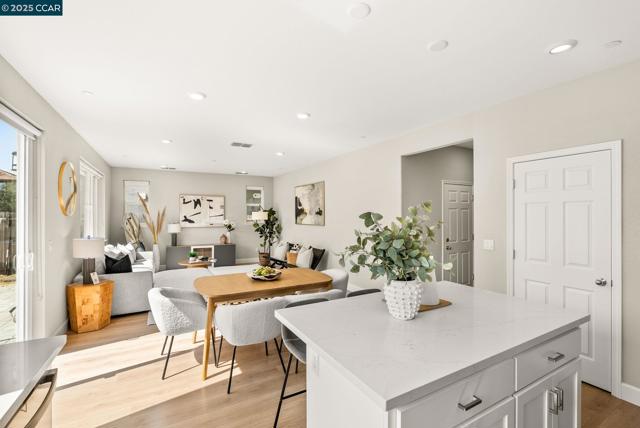 612 Farmstead Drive, Vacaville CA: https://media.crmls.org/mediaz/d1219fe7-bf70-407a-b4f2-5a728b74e83c.jpg
