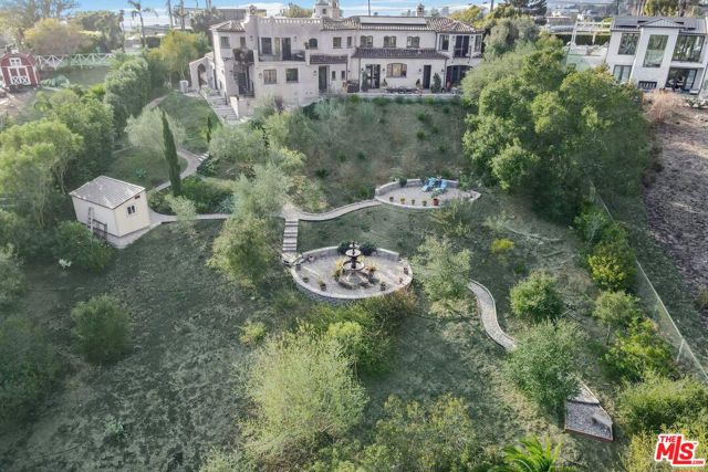 29549 Harvester Road, Malibu CA: https://media.crmls.org/mediaz/d121e6c0-a022-4f16-9e56-7dcf38270b95.jpg