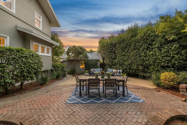 6040 LAWTON AVENUE, Oakland CA: https://media.crmls.org/mediaz/d12397f7-7d06-4d37-8b0a-b18432df18ce.jpg